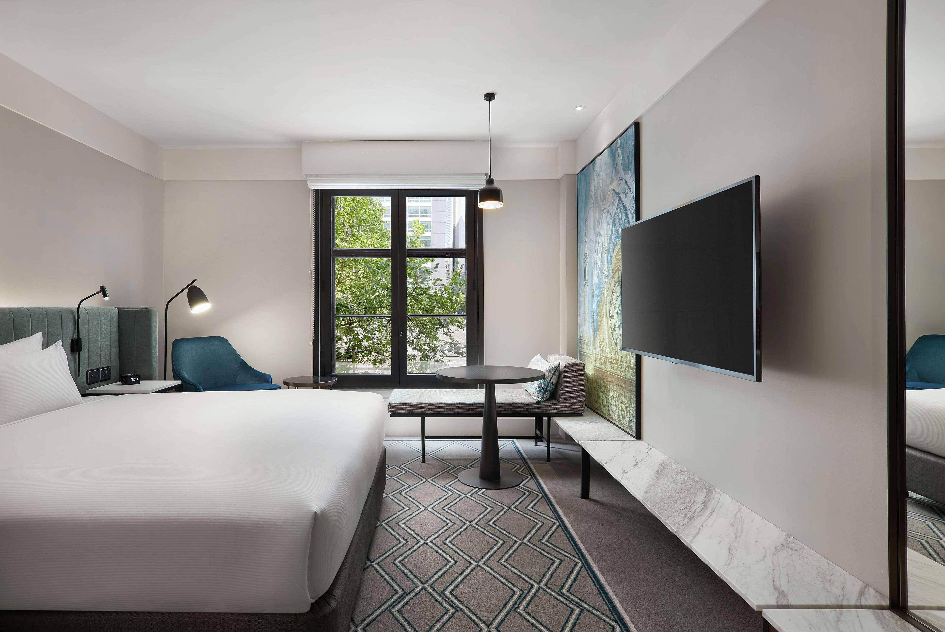 Hilton Melbourne Little Queen Street Exterior foto A guest room at the hotel