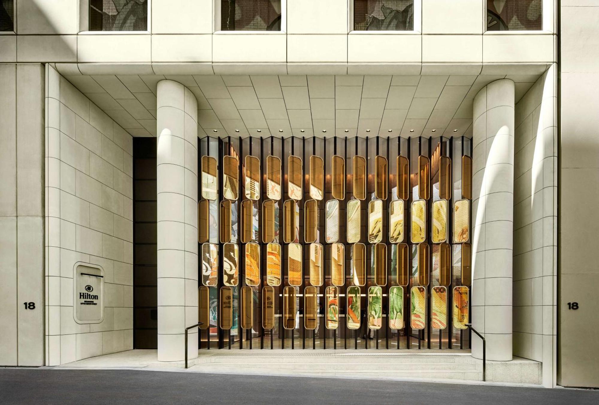 Hilton Melbourne Little Queen Street Exterior foto The entrance to the hotel