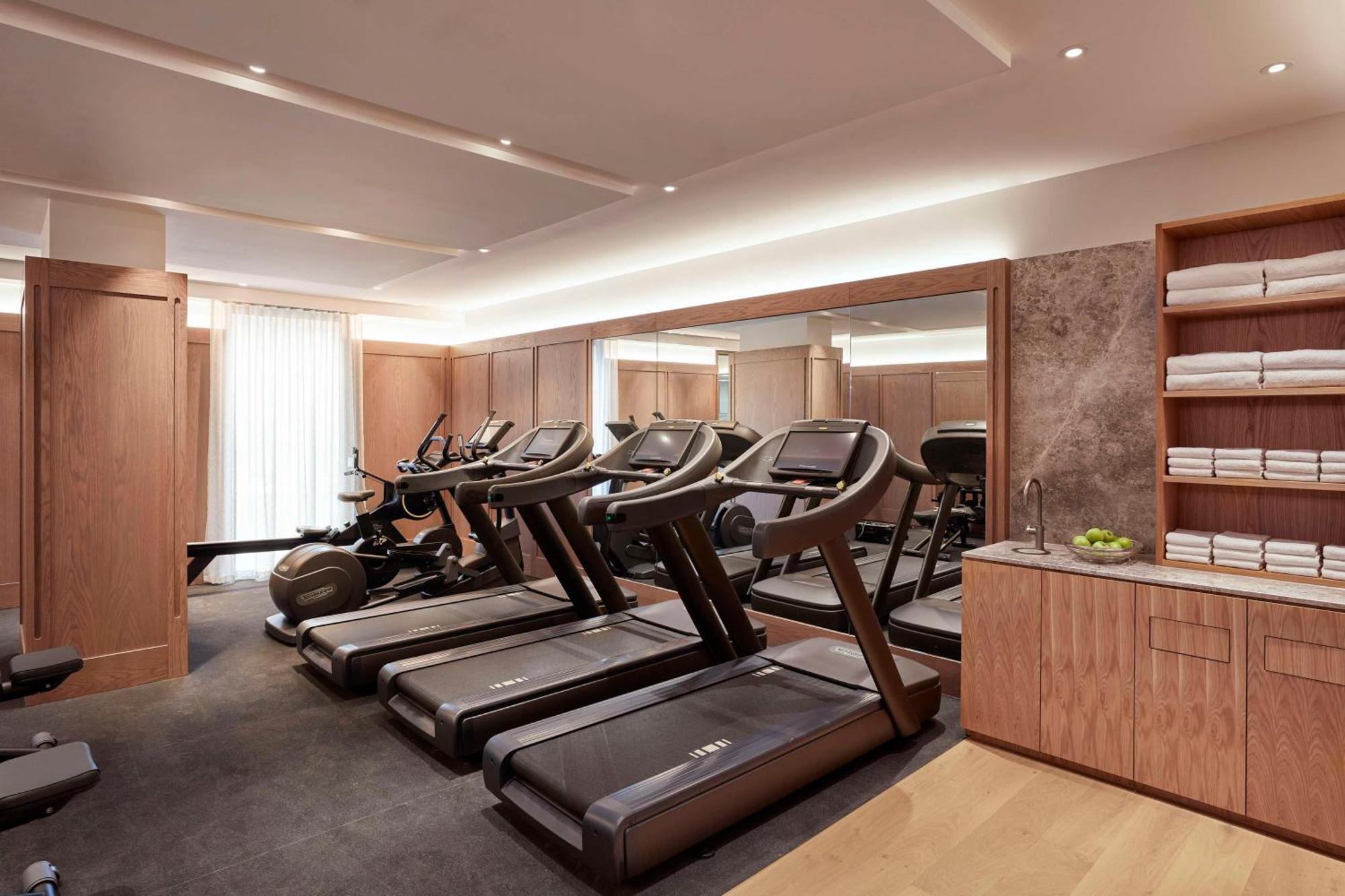 Hilton Melbourne Little Queen Street Exterior foto The gym at The Hari
