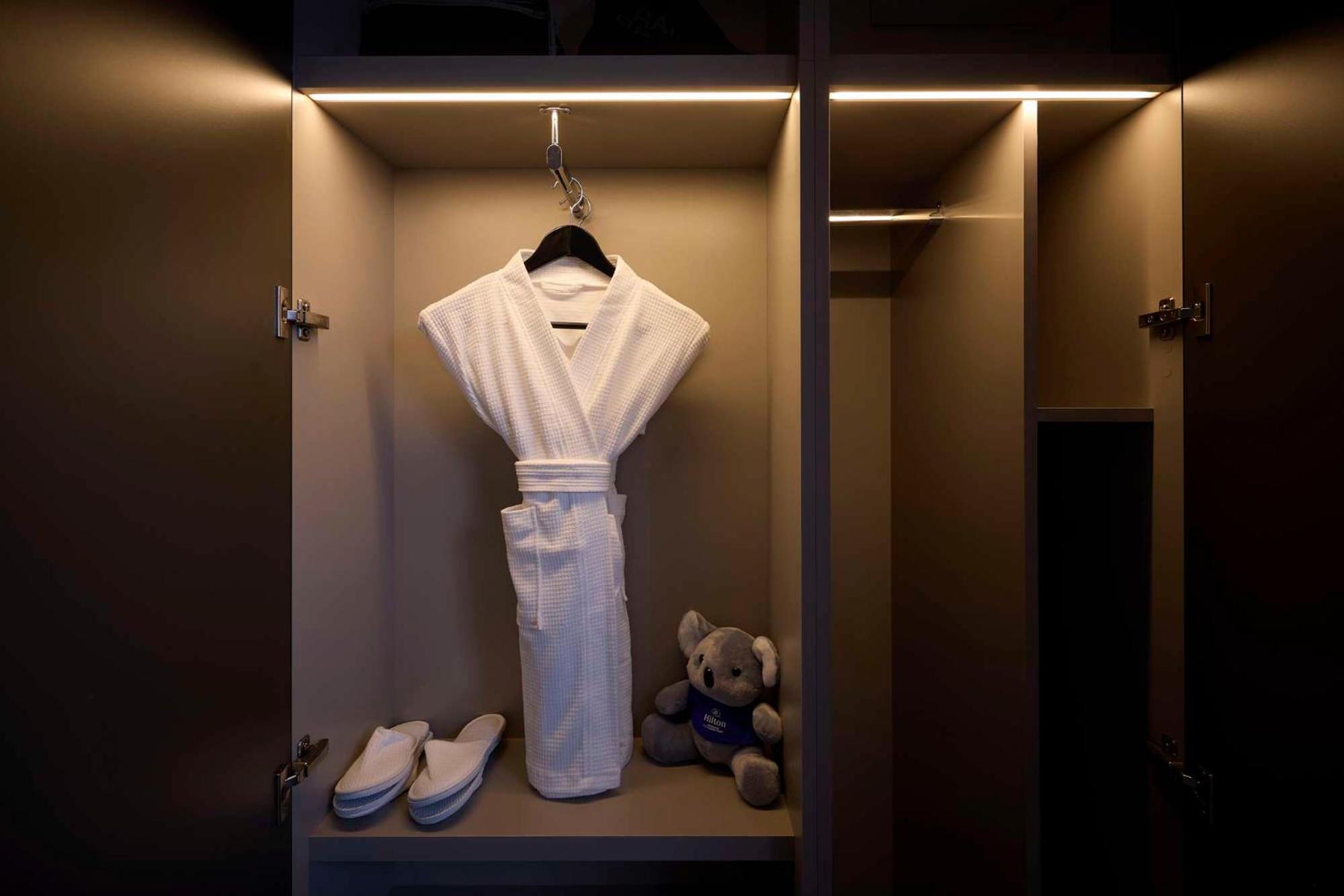 Hilton Melbourne Little Queen Street Exterior foto A bathrobe in a hotel room