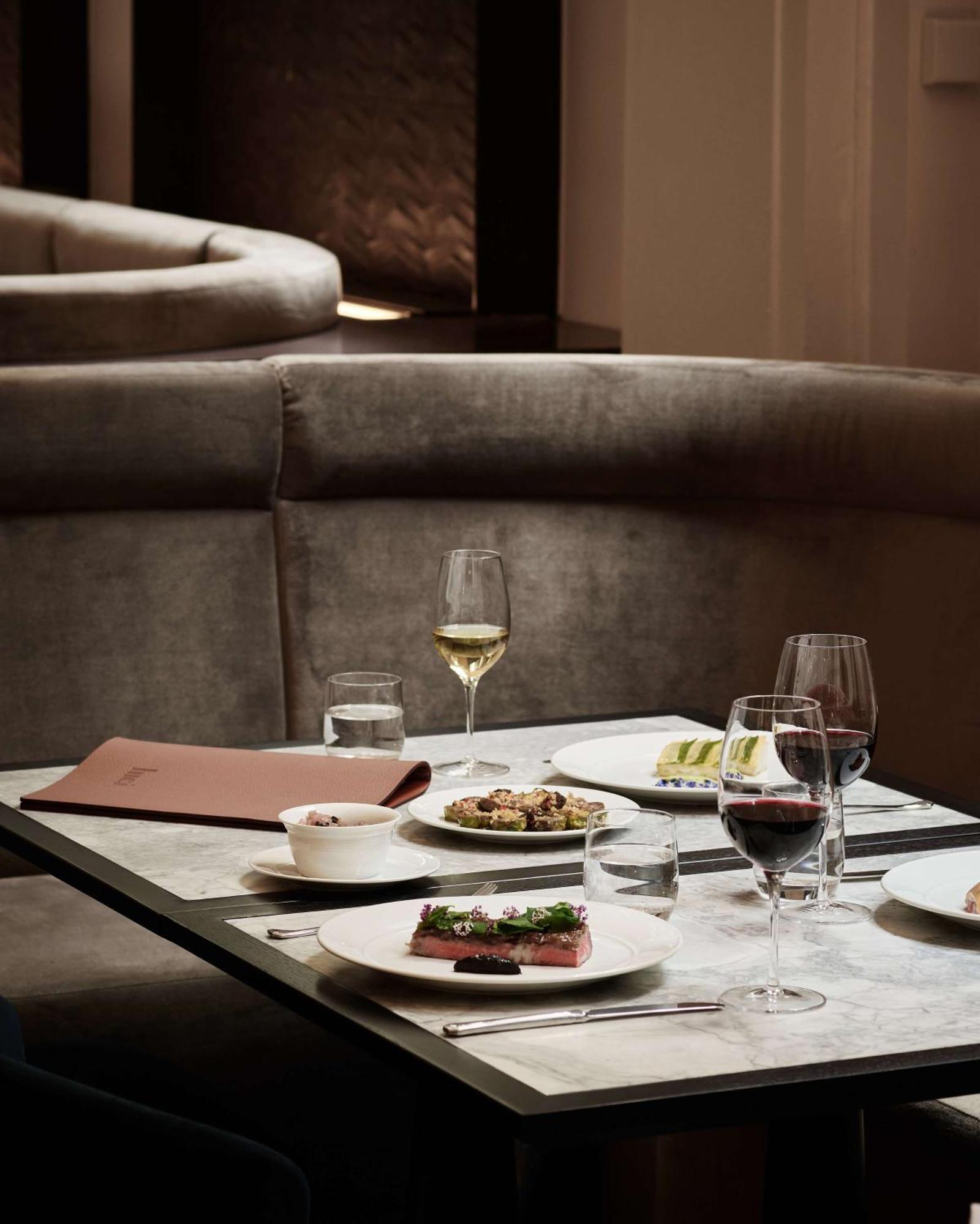 Hilton Melbourne Little Queen Street Exterior foto Restaurant AOC